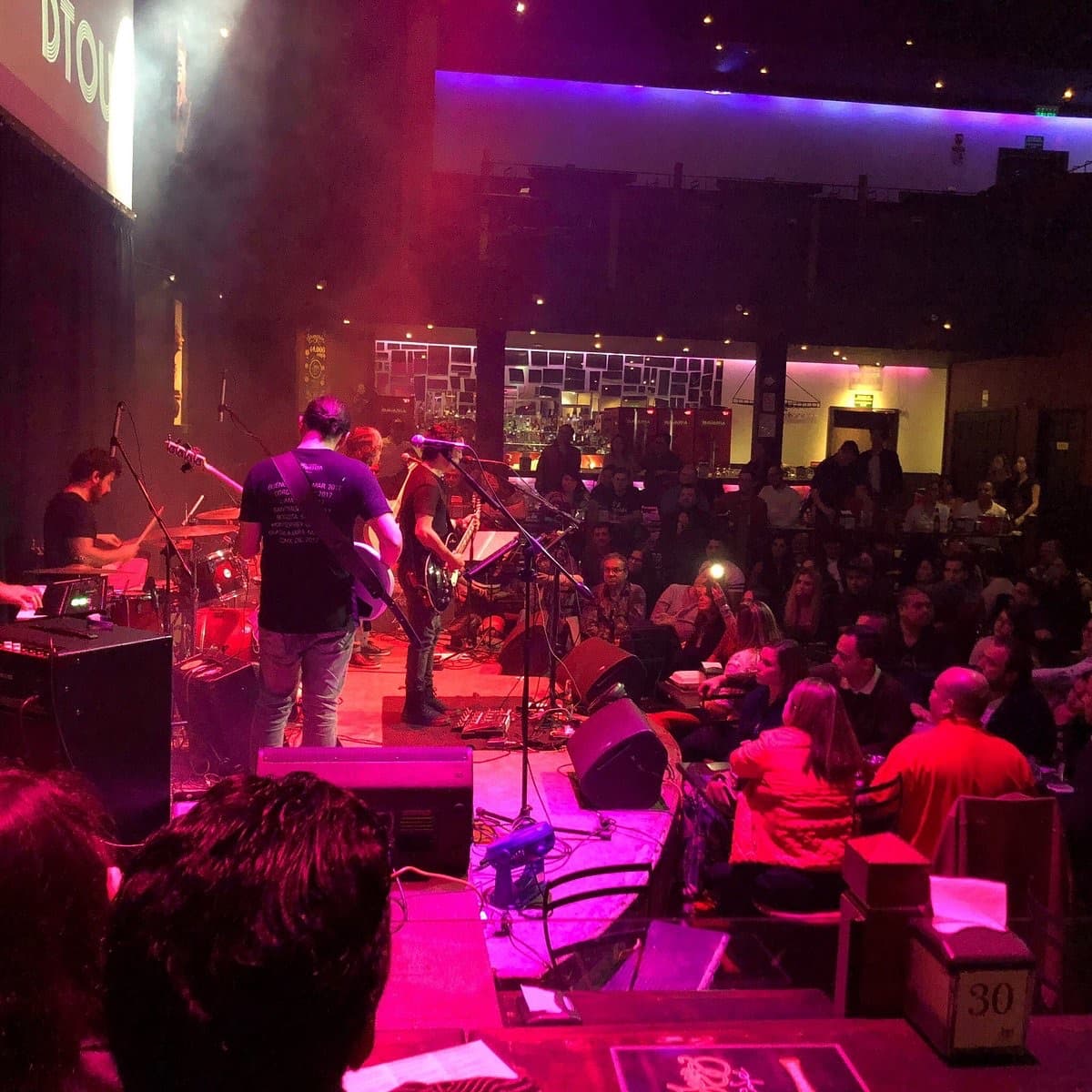 Una banda tocando sobre el escenario del Jazz Café