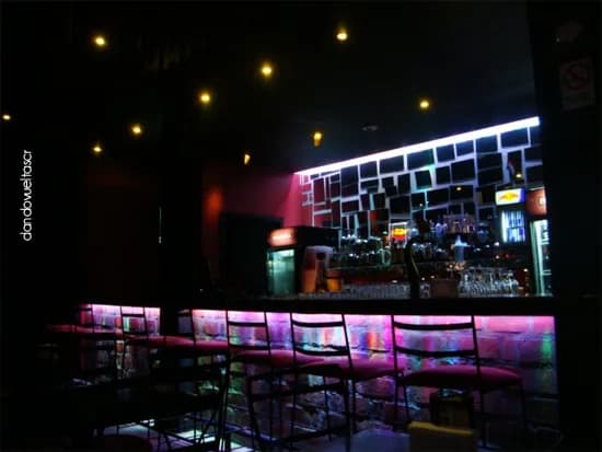 La barra del Jazz Café iluminada en neón